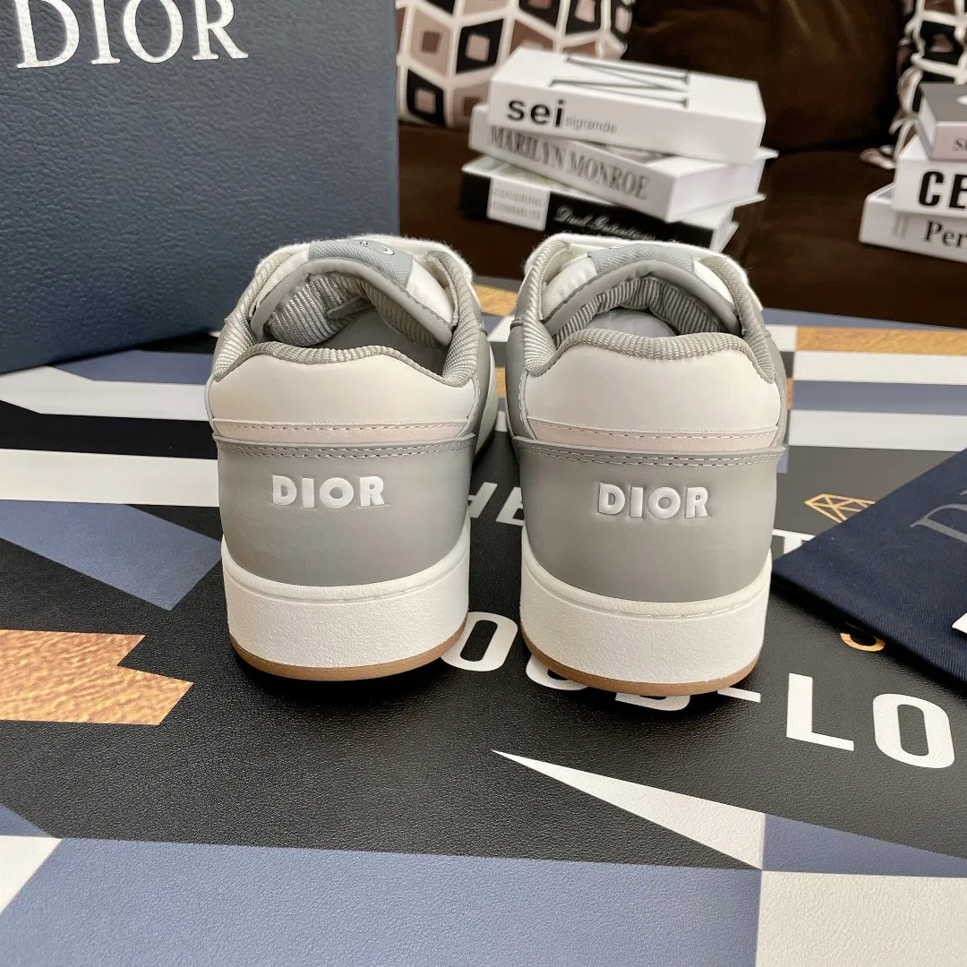 👟👟Ex-factory price 480👟👟 .(3D printing +20) Dior Dior🔥Counter genuine 1-1 top version (you can compare with the original version) The top version is made not blown out👍 👫Contrast color positioning and splicing design! Fashionable and casual personality! Look like a goddess on your feet! Simple line design, three-dimensional cutting, super invincible and stylish, looks good no matter how you match it. The super popular elements and colors make the whole set youthful and beautiful. It can easily catch the eye in the crowd. It is casual, comfortable, fashionable and versatile, a high-quality casual suit with no sense of age. ✅Fabrics: imported first-layer cowhide + high-tech laser technology. ✅Inner lining: imported transparent silk fabric. ✅Feet: original molded feet. ✅Outsole: original molded 1:1 two-color T👟👟factory price U outsole ✅Method: original 1:1 full set of lasts ✅Female size: 35～40 ✅Male size: 38～45